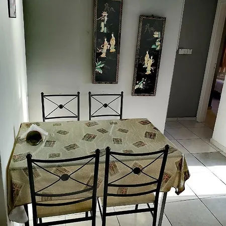 华纳乐蒙妮科特酒店 *